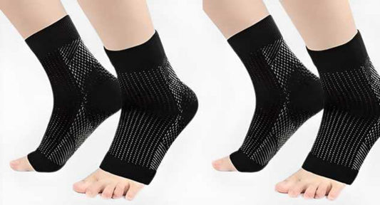 A pair of black swelling arch heel socks designed for yoga and sports, featuring a toeless design and high elasticity for movement flexibility.