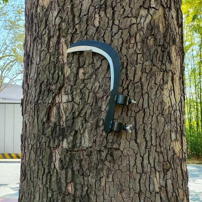 Tree climbing device attached to a tree trunk