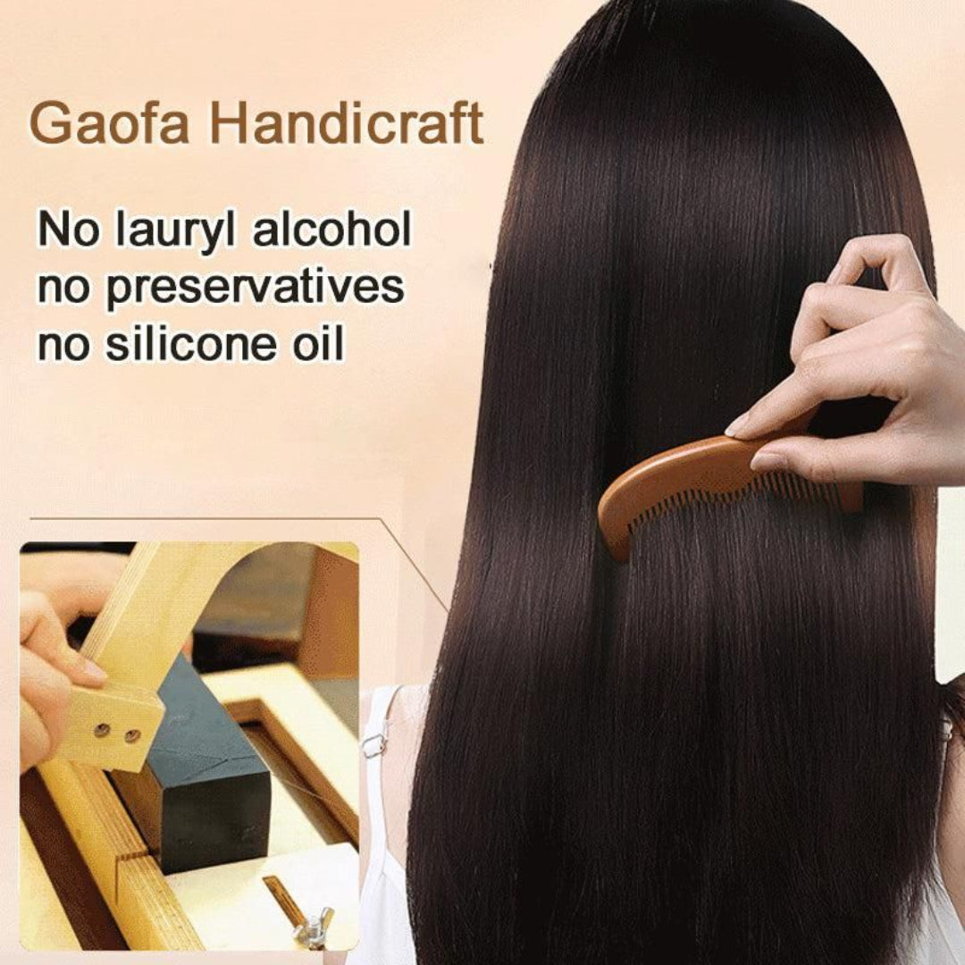 Person combing hair with a wooden comb, with text about product features on a beige background.